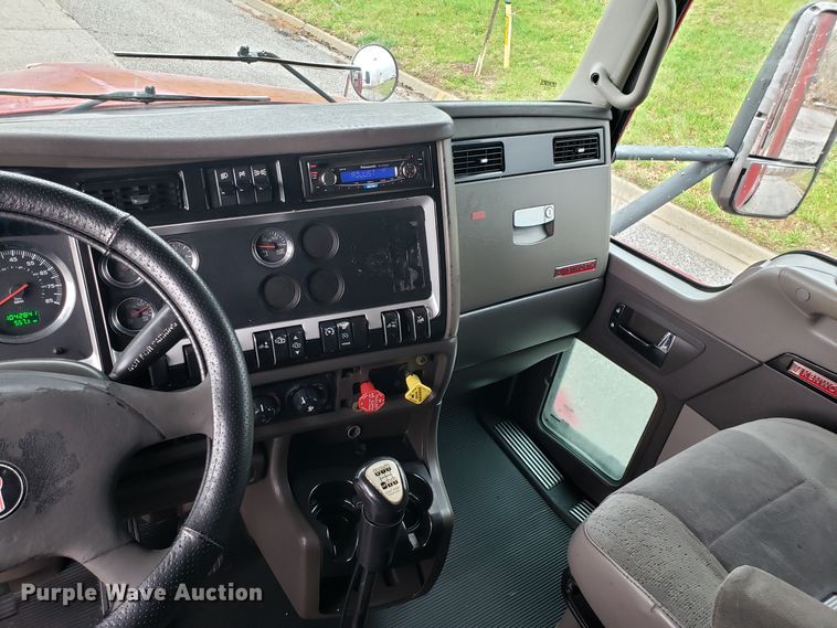 image for item DH5800 2007 Kenworth T600 semi truck