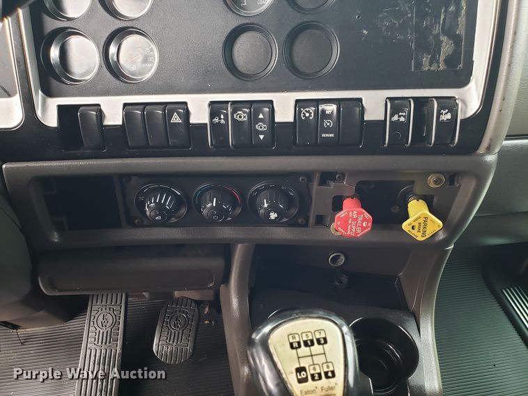 image for item DH5800 2007 Kenworth T600 semi truck