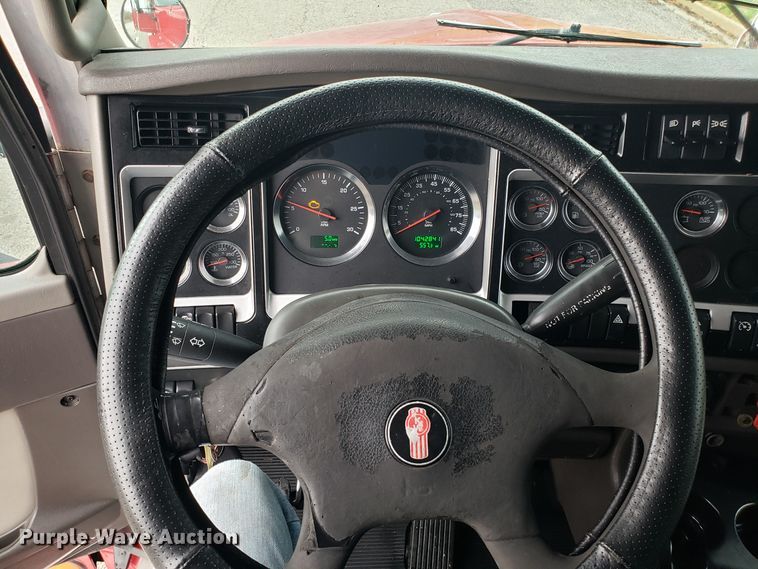 image for item DH5800 2007 Kenworth T600 semi truck