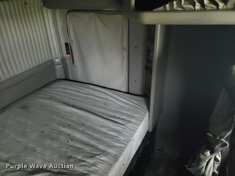 image for item DH5800 2007 Kenworth T600 semi truck