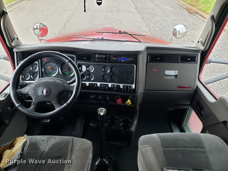 image for item DH5800 2007 Kenworth T600 semi truck