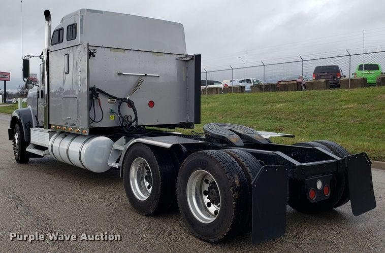 image for item DH5801 2006 International 9900i semi truck