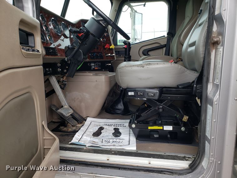 image for item DH5801 2006 International 9900i semi truck