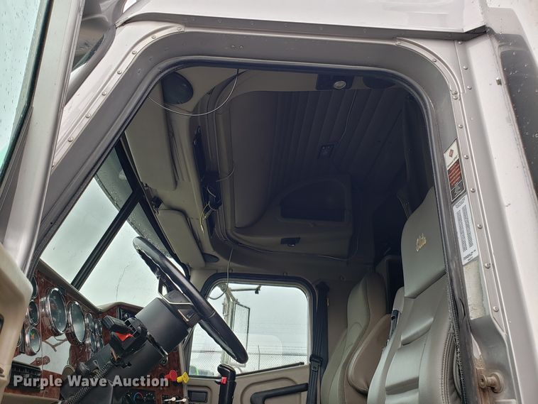 image for item DH5801 2006 International 9900i semi truck