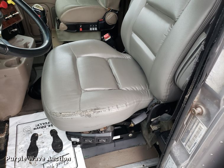 image for item DH5801 2006 International 9900i semi truck