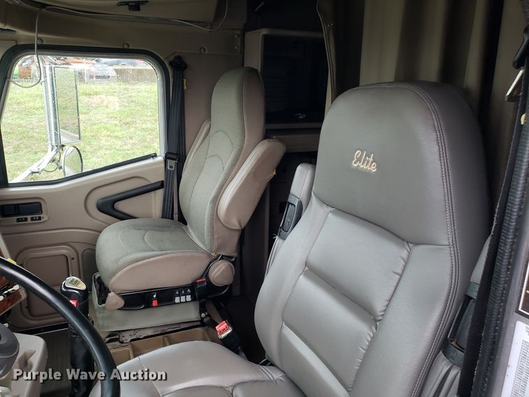 image for item DH5801 2006 International 9900i semi truck