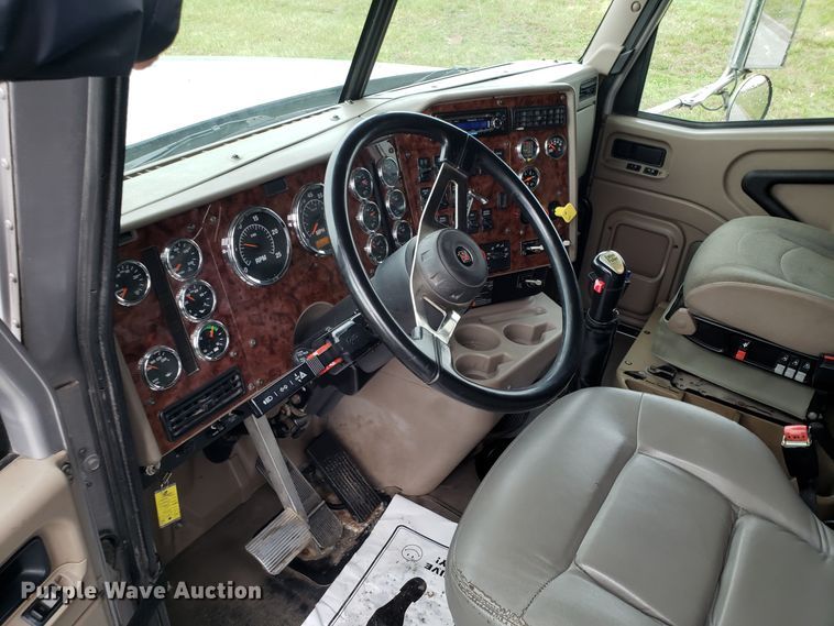 image for item DH5801 2006 International 9900i semi truck