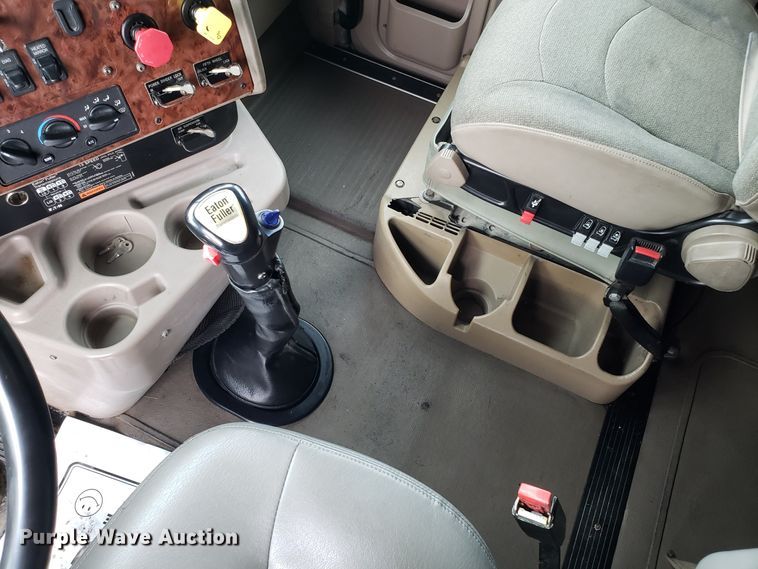 image for item DH5801 2006 International 9900i semi truck