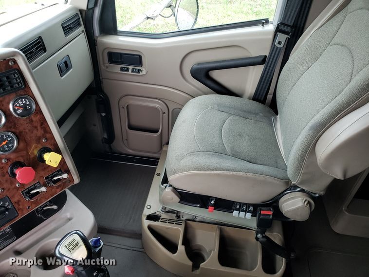 image for item DH5801 2006 International 9900i semi truck