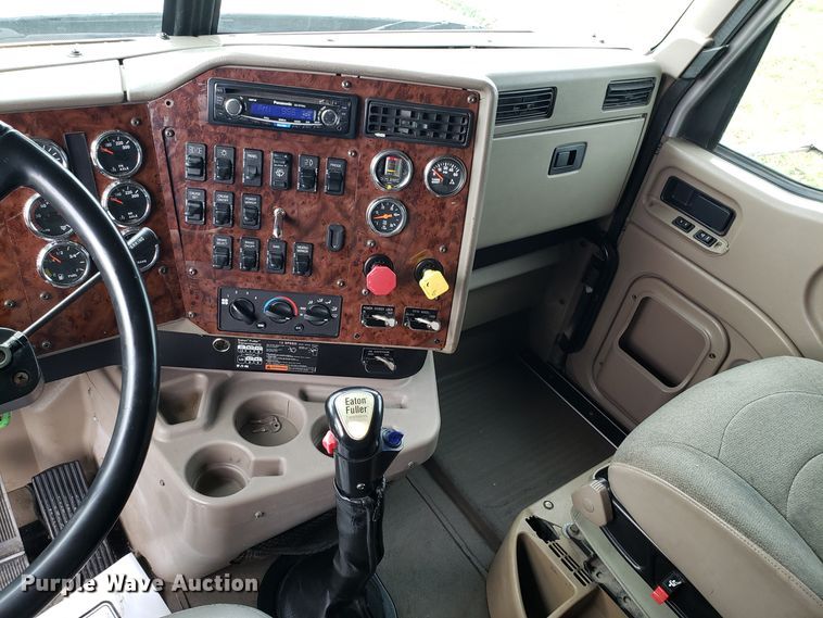 image for item DH5801 2006 International 9900i semi truck