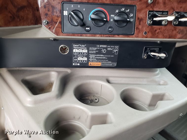 image for item DH5801 2006 International 9900i semi truck