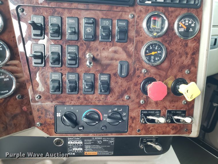 image for item DH5801 2006 International 9900i semi truck