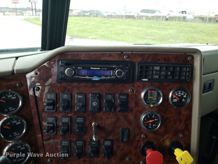 image for item DH5801 2006 International 9900i semi truck