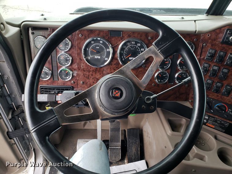 image for item DH5801 2006 International 9900i semi truck