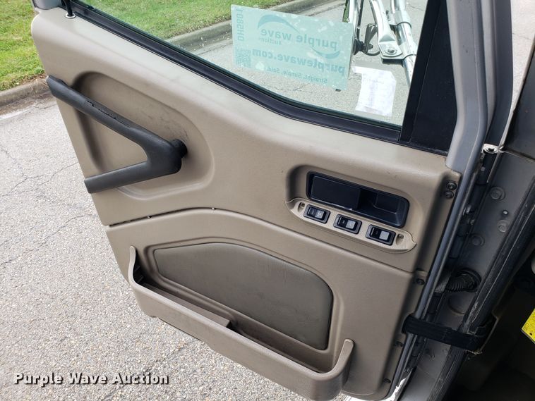 image for item DH5801 2006 International 9900i semi truck