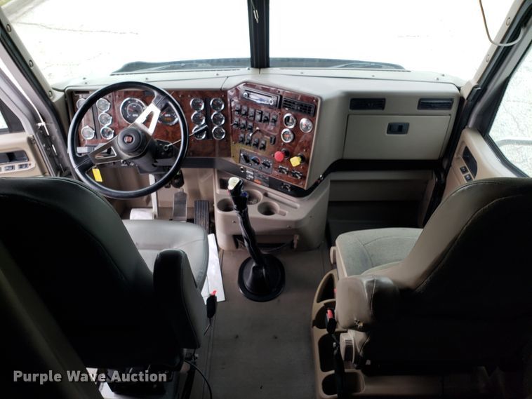 image for item DH5801 2006 International 9900i semi truck