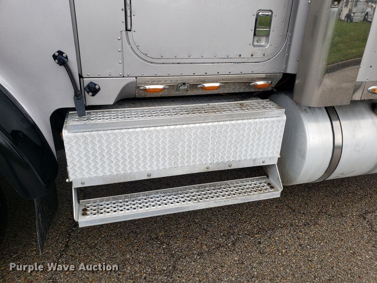 image for item DH5801 2006 International 9900i semi truck