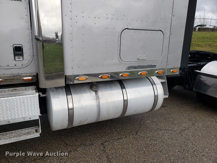 image for item DH5801 2006 International 9900i semi truck