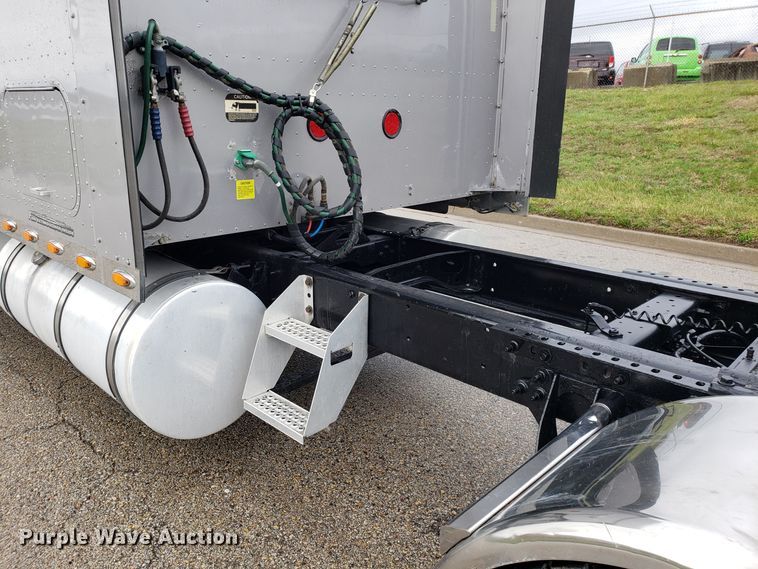 image for item DH5801 2006 International 9900i semi truck