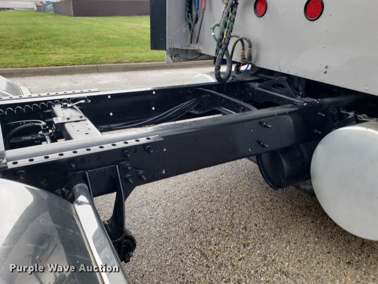 image for item DH5801 2006 International 9900i semi truck