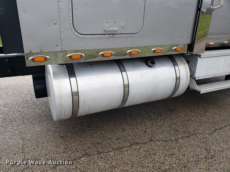 image for item DH5801 2006 International 9900i semi truck