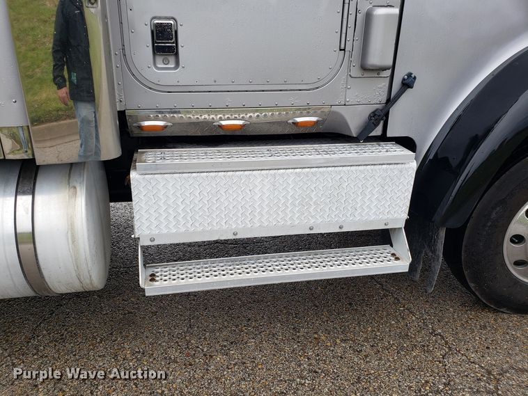 image for item DH5801 2006 International 9900i semi truck