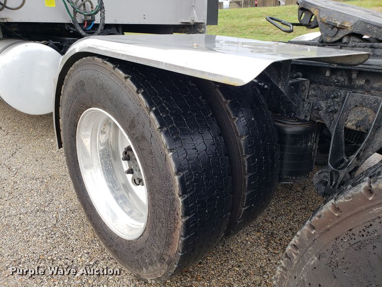 image for item DH5801 2006 International 9900i semi truck