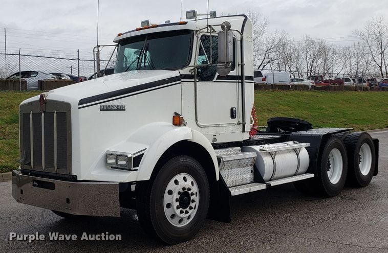 image for item DH5802 2013 Kenworth T800 semi truck
