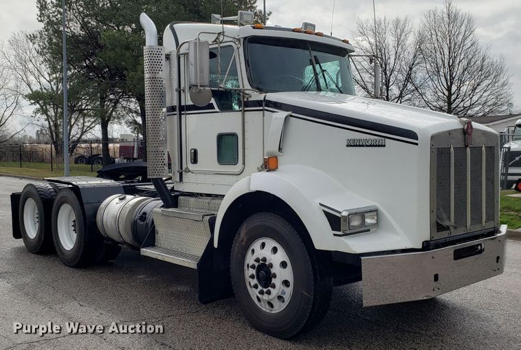 image for item DH5802 2013 Kenworth T800 semi truck