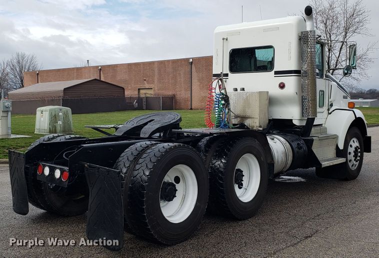 image for item DH5802 2013 Kenworth T800 semi truck