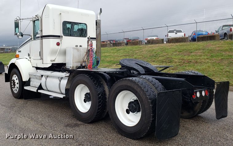 image for item DH5802 2013 Kenworth T800 semi truck