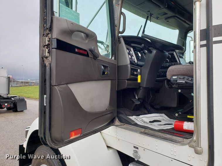 image for item DH5802 2013 Kenworth T800 semi truck