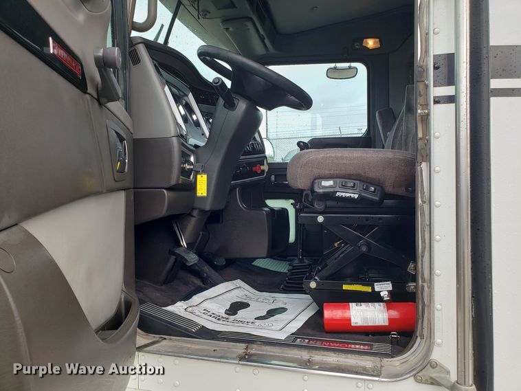 image for item DH5802 2013 Kenworth T800 semi truck