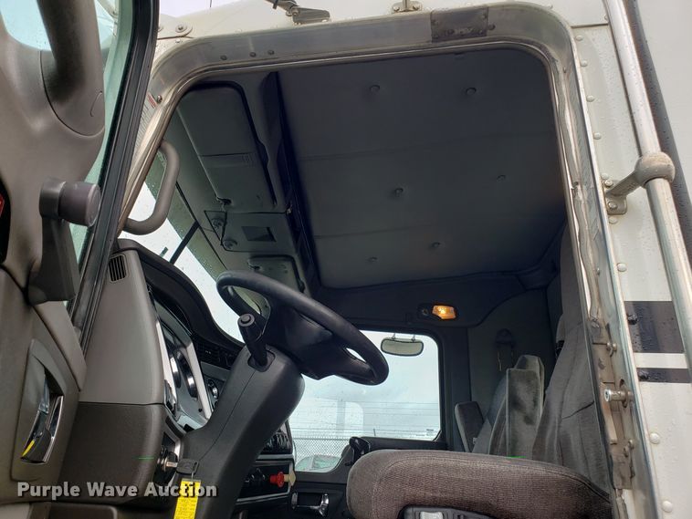 image for item DH5802 2013 Kenworth T800 semi truck