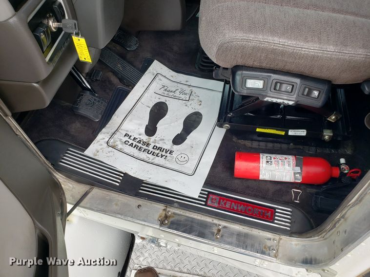 image for item DH5802 2013 Kenworth T800 semi truck