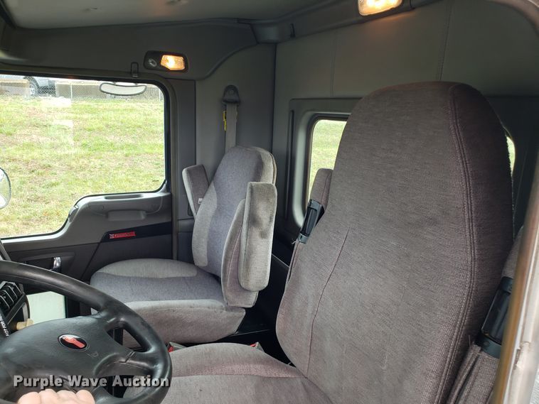 image for item DH5802 2013 Kenworth T800 semi truck