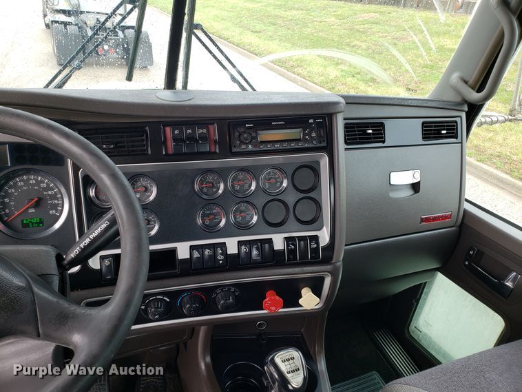 image for item DH5802 2013 Kenworth T800 semi truck