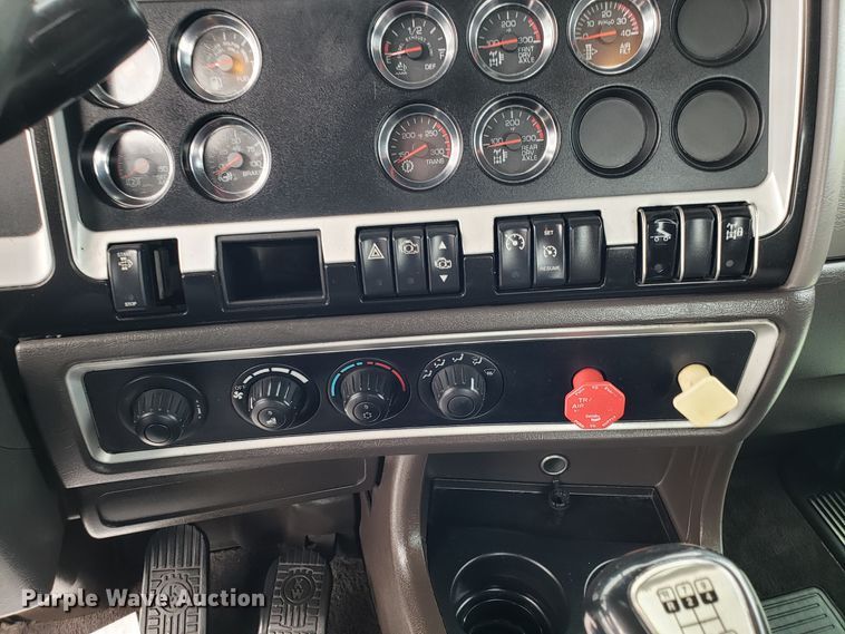 image for item DH5802 2013 Kenworth T800 semi truck