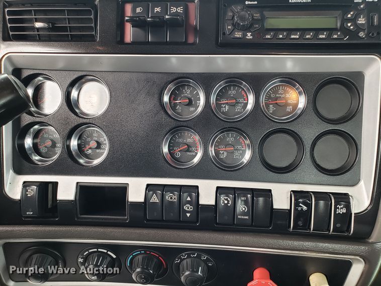 image for item DH5802 2013 Kenworth T800 semi truck