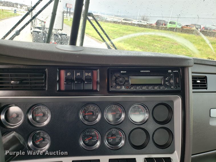 image for item DH5802 2013 Kenworth T800 semi truck