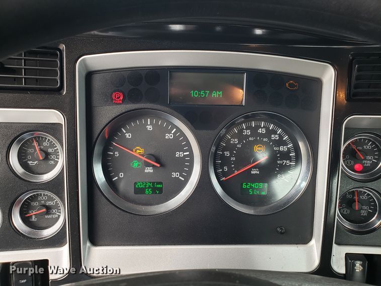 image for item DH5802 2013 Kenworth T800 semi truck