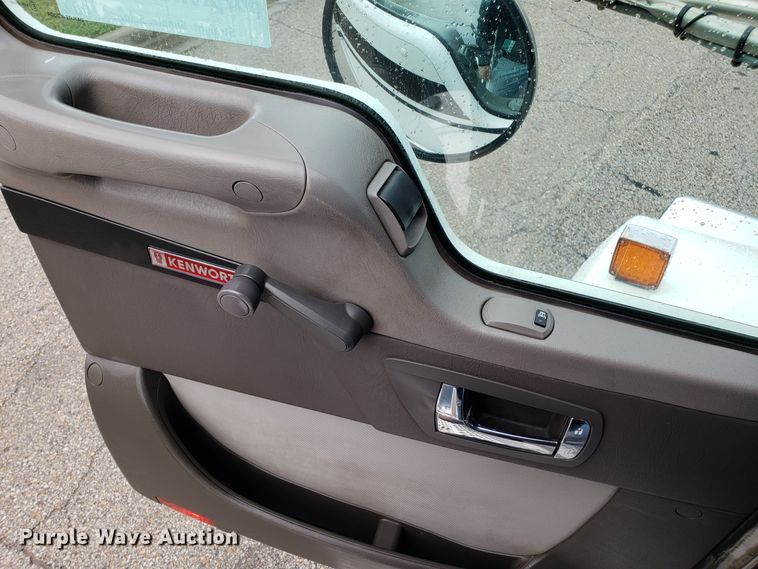 image for item DH5802 2013 Kenworth T800 semi truck