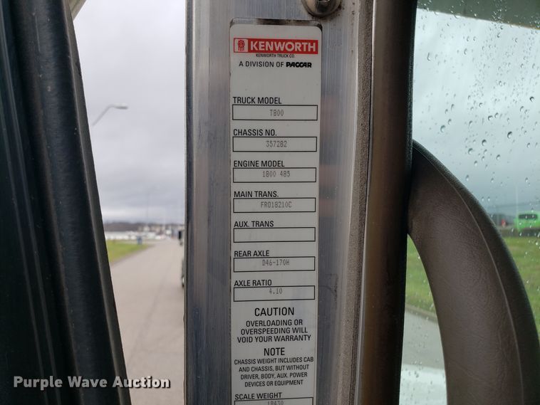 image for item DH5802 2013 Kenworth T800 semi truck