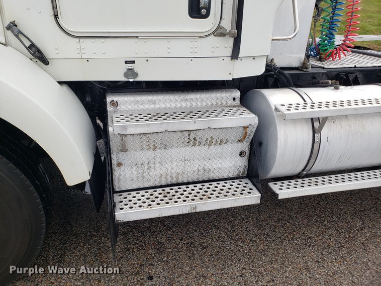 image for item DH5802 2013 Kenworth T800 semi truck