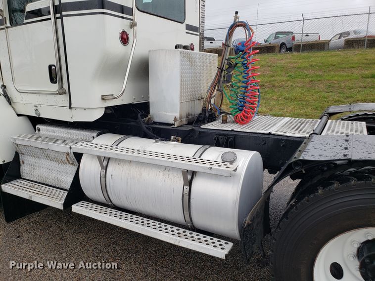 image for item DH5802 2013 Kenworth T800 semi truck