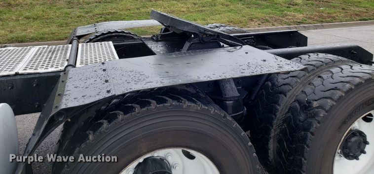 image for item DH5802 2013 Kenworth T800 semi truck