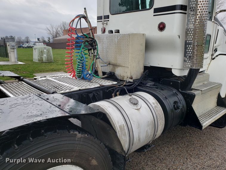 image for item DH5802 2013 Kenworth T800 semi truck