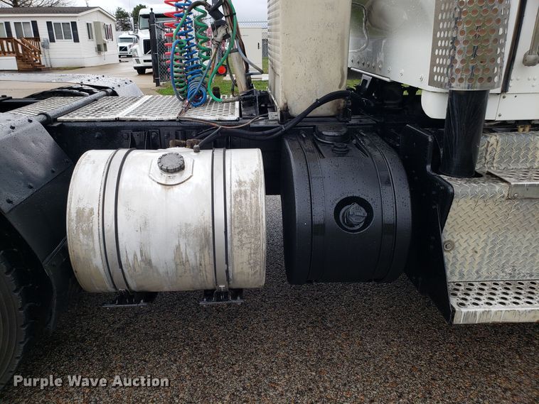 image for item DH5802 2013 Kenworth T800 semi truck