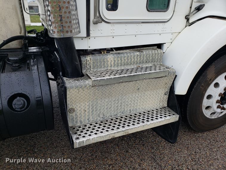 image for item DH5802 2013 Kenworth T800 semi truck