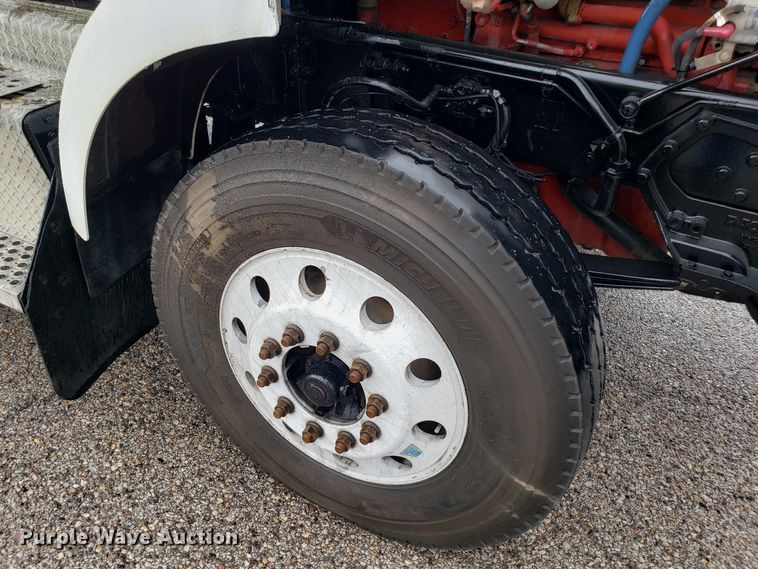 image for item DH5802 2013 Kenworth T800 semi truck